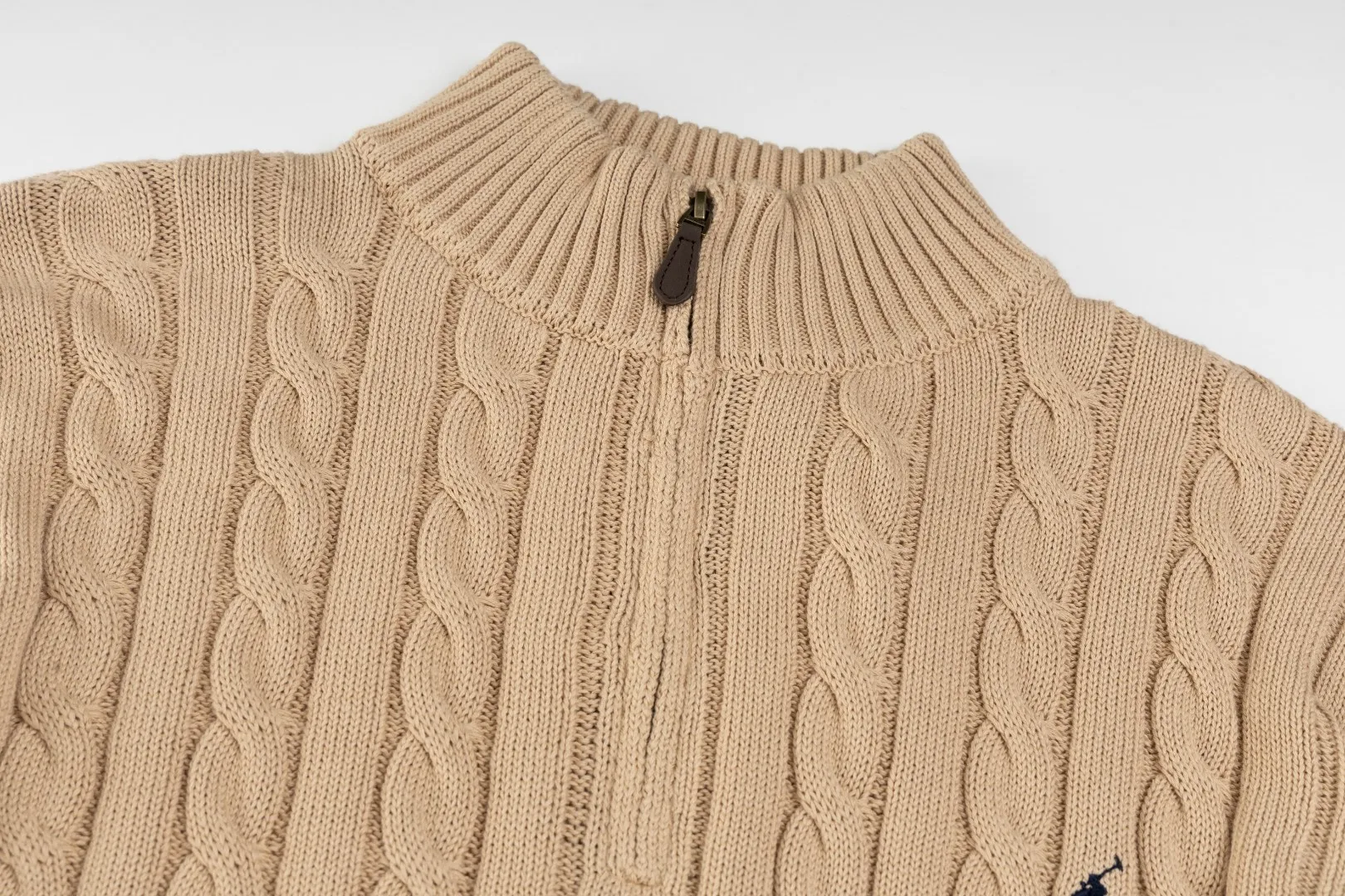 P236 #R92 RALPH LAUREN Ralph Lauren fifteen colors classic small label embroidery logo turtleneck pullover half-zip knitted cable sweater with high-density LOGO embroidery on the chest and original customized tag accessories. Made of pure cotton yarn, pure cotton is skin-friendly and comfortable, small label war horse embroidered twist turtleneck sweater 🐎 high quality, follow the blogger to learn how to wear it! Let’s buy a Ralph Lauren cable sweater. It’s a super hard-to-find series after it became popular. It’s hard to find one on the official website. It’s simple and practical to wear, with a lazy and loose feel. The thickened fabric has more texture, feels soft and delicate, and has a loose fit. Whether worn alone or layered, you can wear different styles of fashion with just one piece!   Size：XS S M L